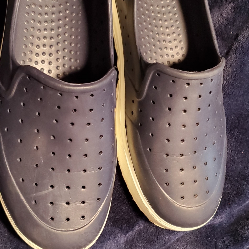 Shoes - Picture 2 of 7